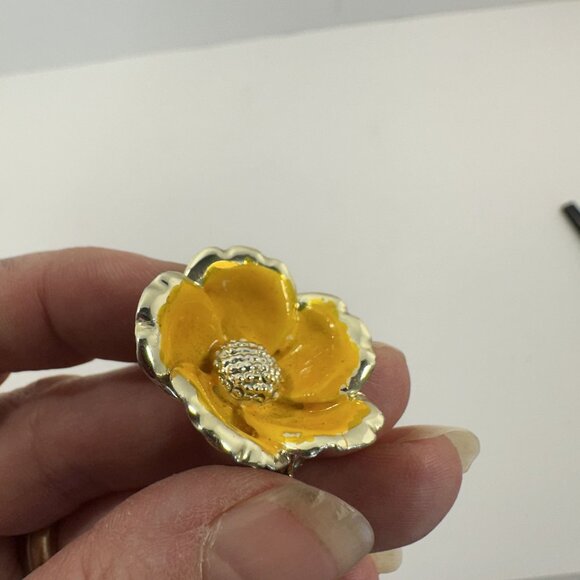 Vtg Flower Clip On Earrings Gold Tone Womens 1 inch Floral Retro - Picture 3 of 7